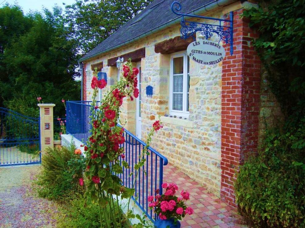 Gite Le Moulin Saint-Vaast-sur-Seulles ภายนอก รูปภาพ
